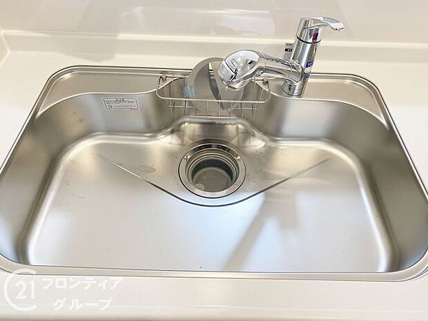 蛇口の先端に浄水器を内蔵。場所をとらない浄水器です。