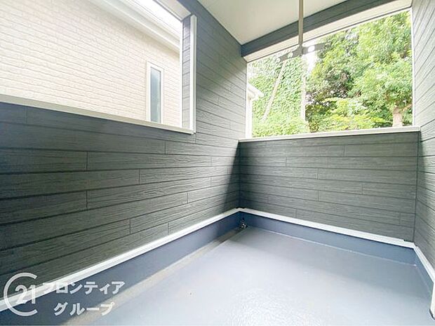 日当たりの良いバルコニーは、お洗濯が多いときも安心。たくさん干してもカラっと乾きそうです!