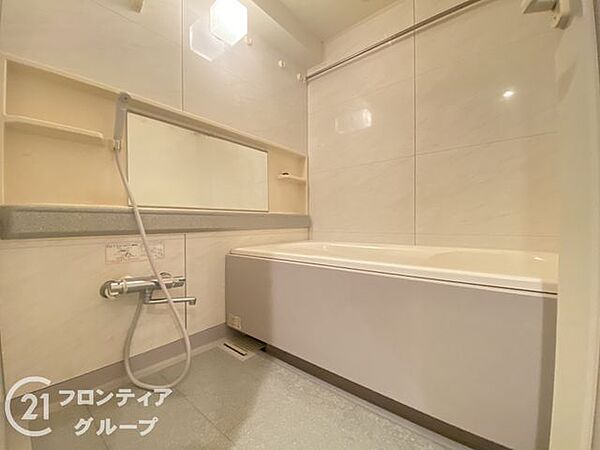 広々としたバスルームで、心地よいリラックスタイムを楽しめます。快適な空間で、日々の疲れを癒す贅沢な時間を提供します。