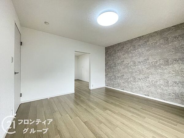リビングは、シンプルでありながらも高級感のあるデザインです。快適な暮らしをサポートします。