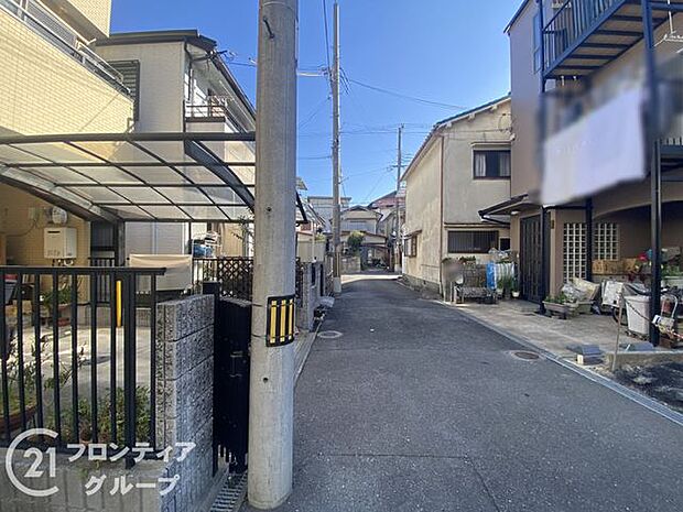 前面道路の幅員は約4.0mあり、運転や駐車が苦手な方でも落ち着いて出し入れできます。周辺は交通量が少なく落ち着いた環境のため、小さなお子様がいるご家庭でも安心してお過ごしいただける住環境です。