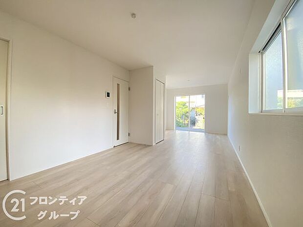 フローリングは、日常生活で床材の受ける様々な傷や、温度・湿度変化によるひび割れの発生を大幅に抑える特殊加工を施工済みです！