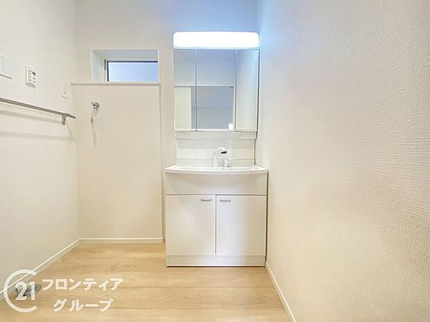 小窓付きの洗面室は、毎朝心地よい光を運んでくれるので、すがすがしい気持ちで1日をスタートできます！