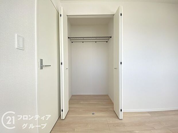 奥行きのあるクローゼットでたっぷり収納できますね