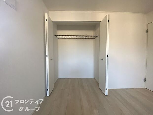 木目の美しさを際立たせるシンプルデザインのワイドクローゼットはたっぷり収納ができます！