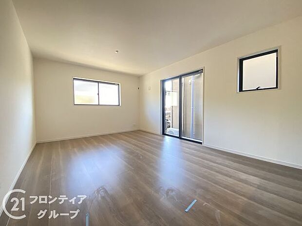 LDKには大きな窓からたくさんの光が入り、明るく、開放的な空間を演出してくれます。お友達が遊びに来た時も自慢のリビングになりますね!