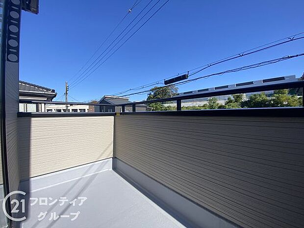 日当たりの良いバルコニーは、お洗濯が多いときも安心!たくさん干してもカラっと乾きそうです!