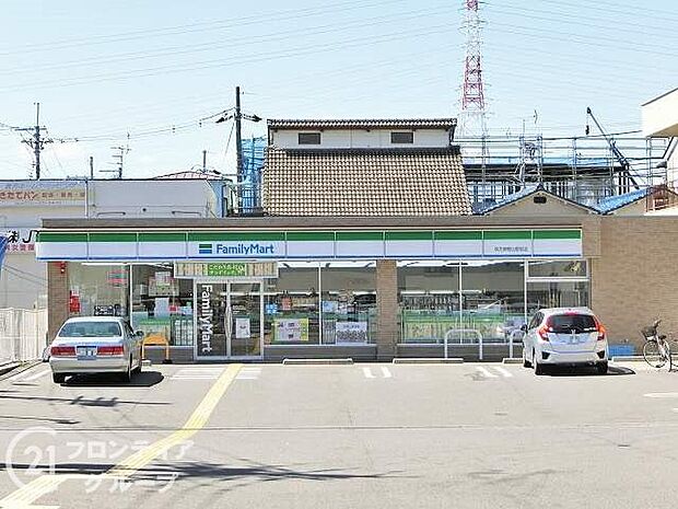 ファミリーマート枚方御殿山店 徒歩10分。 760m