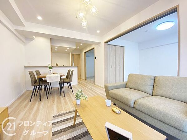 リビングは、家族や友人との時間を楽しむのに最適な広さです。快適な居住空間を提供します。