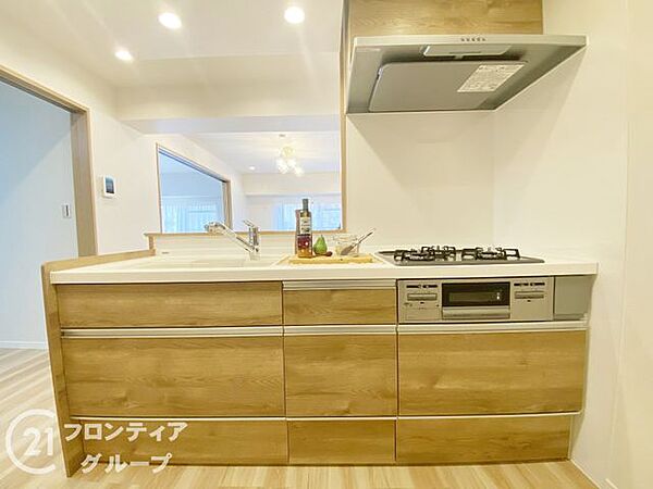 3口コンロ付きのキッチンは、調理の効率が良く、同時に多くの料理を作れる便利で機能的な空間です