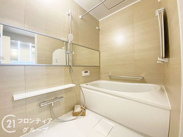 機能的なバスルームで、快適な生活を実現します。清潔感あふれる空間で、毎日の疲れを癒すリフレッシュタイムを提供します。