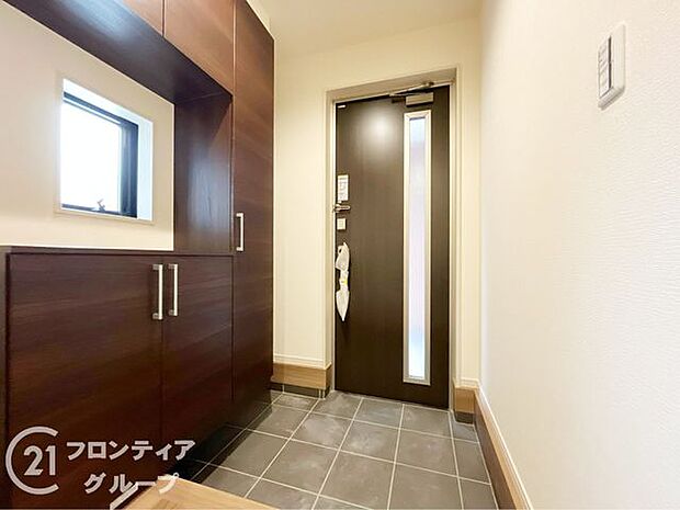 玄関は防犯性の優れたダブルロックドアです!