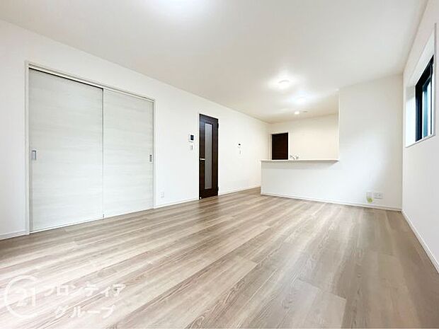 リビングのフローリング材には、木目や色調など木材特有の風合いがあり、ナチュラルな美しさで、日々の生活に温もりを与えてくれます。