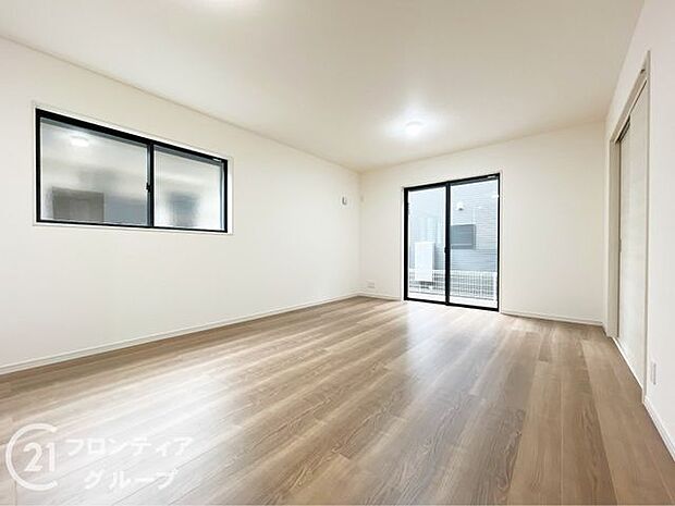 LDKには大きな窓からたくさんの光が入り、明るく、開放的な空間を演出してくれます。お友達が遊びに来た時も自慢のリビングになりますね!