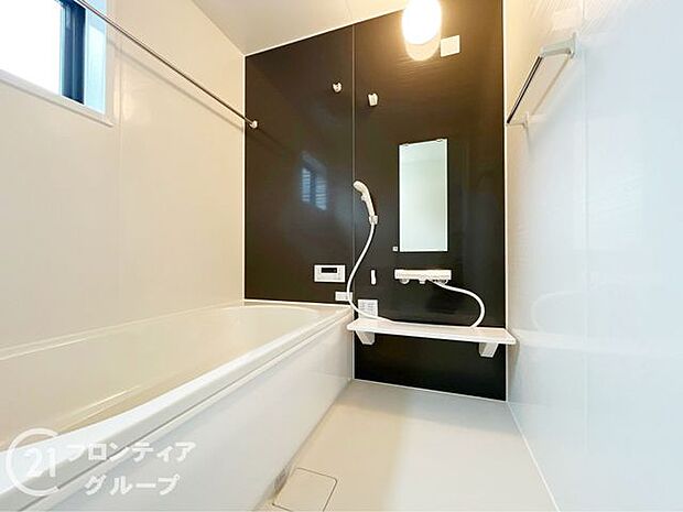 浴槽は環境にやさしい節水タイプを採用。浴槽内ステップで半身浴や親子入浴も楽しめるので、毎日のバスタイムをエコで素敵に演出してくれる小窓付きの浴室です