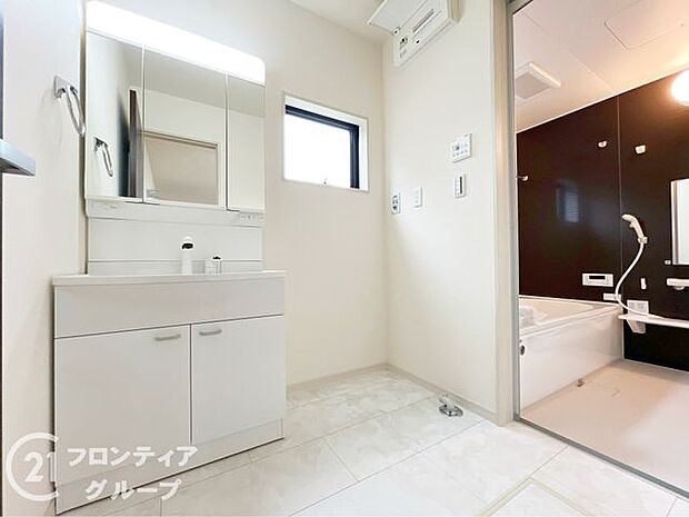 曇り止めヒーター付きのミラーキャビネットを採用しております。ミラーの内側がすべて収納スペースになっているので、スタイリング剤や歯ブラシなどの収納に便利ですね。