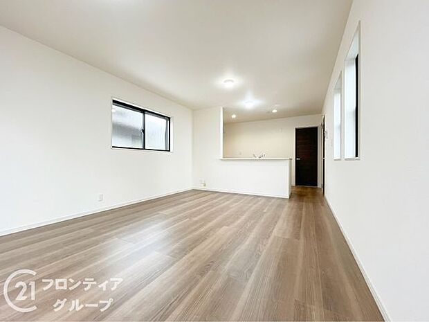 リビングのフローリング材には、木目や色調など木材特有の風合いがあり、ナチュラルな美しさで、日々の生活に温もりを与えてくれます。