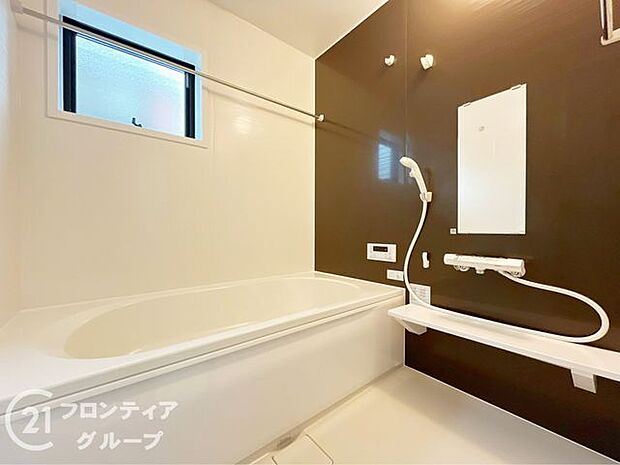 浴槽は環境にやさしい節水タイプを採用。浴槽内ステップで半身浴や親子入浴も楽しめるので、毎日のバスタイムをエコで素敵に演出してくれる小窓付きの浴室です