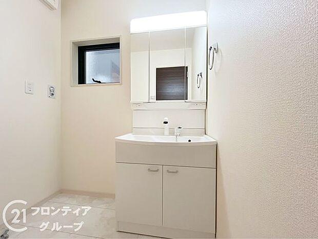 曇り止めヒーター付きのミラーキャビネットを採用しております。ミラーの内側がすべて収納スペースになっているので、スタイリング剤や歯ブラシなどの収納に便利ですね。