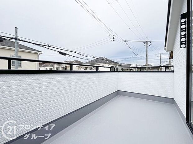 日当たりの良いバルコニーは、お洗濯が多いときも安心!たくさん干してもカラっと乾きそうです!