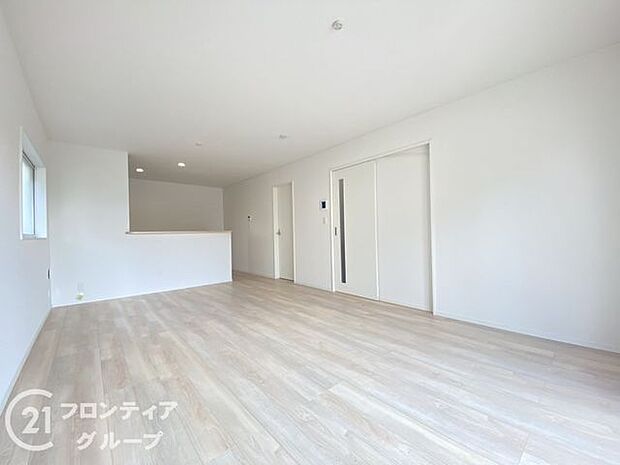 LDKには大きな窓からたくさんの光が入り、明るく、開放的な空間を演出してくれます。お友達が遊びに来た時も自慢のリビングになりますね！