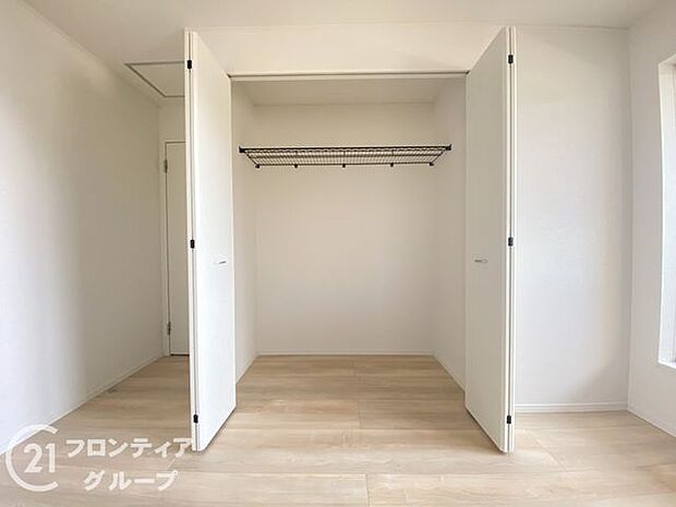 木目の美しさを際立たせるシンプルデザインのワイドクローゼットはたっぷり収納ができます！