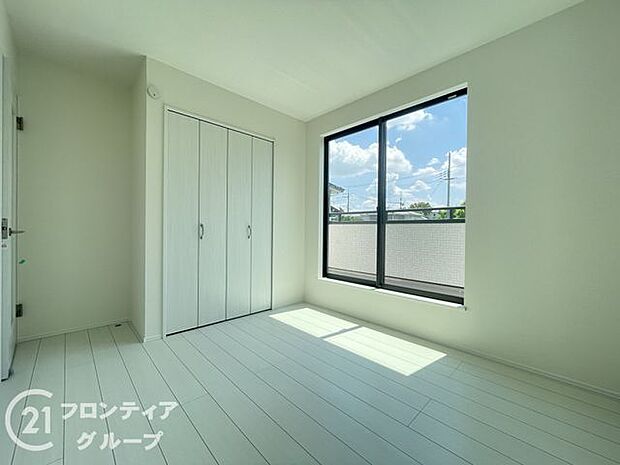 フローリング材には、木目や色調など木材特有の風合いがあり、ナチュラルな美しさで、日々の生活に温もりを与えてくれます。