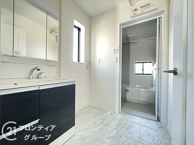 ハンドシャワー付き洗面化粧台。曇り止めヒーター付きミラーの内側にはたっぷりの収納がついており、スタイリング剤や歯ブラシなどもたっぷり収納可能です!