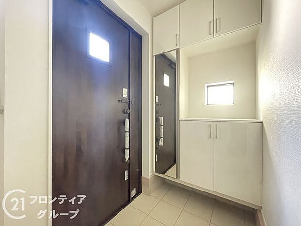 玄関ではタイルを採用しており、お掃除楽々！特にお子さまがたくさんの砂を持って帰ってきても安心ですね！