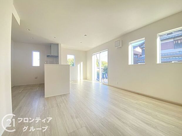 LDKには大きな窓からたくさんの光が入り、明るく、開放的な空間を演出してくれます。お友達が遊びに来た時も自慢のリビングになりますね!