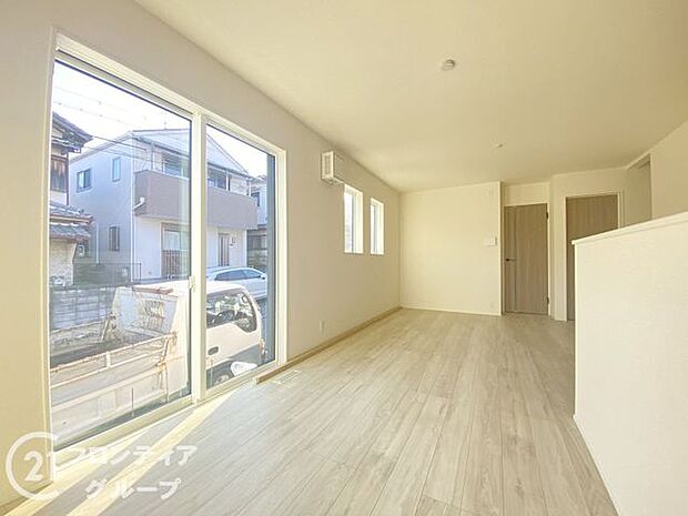 シンプルで美しいデザインのリビングは、お好みのインテリアにコーディネイトしやすく、家族がやすらぐ癒しの空間が作れますね。