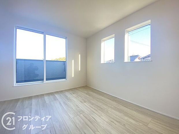 こちらのお部屋はバルコニーに面しており、日当たり、通風ともに良好です!お布団などもサッと干せて便利ですね