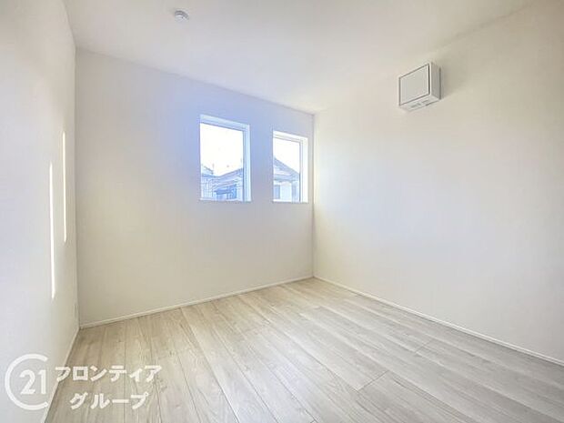 子ども部屋や寝室に用途多彩な明るい洋室