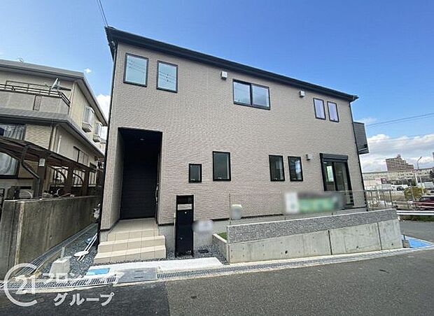 外壁にサイディング材を使用したおしゃれな外観。色柄バリエーションが豊富なため、住まいの表情を豊かに表現してくれます。また、雨で汚れを落としてくれます！