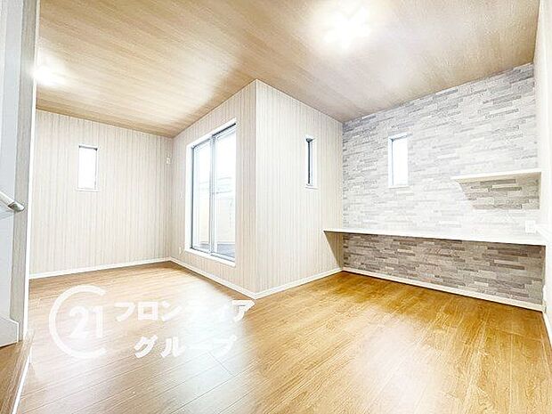 リビングは、シンプルでありながらも高級感のあるデザインです。快適な暮らしをサポートします。