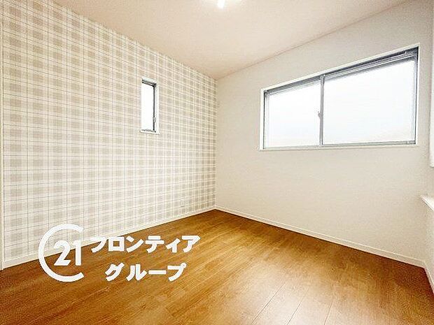 アクセントクロスが特徴の子ども部屋は、創造力を育む楽しい空間です。収納も充実しており、片付けも簡単です。