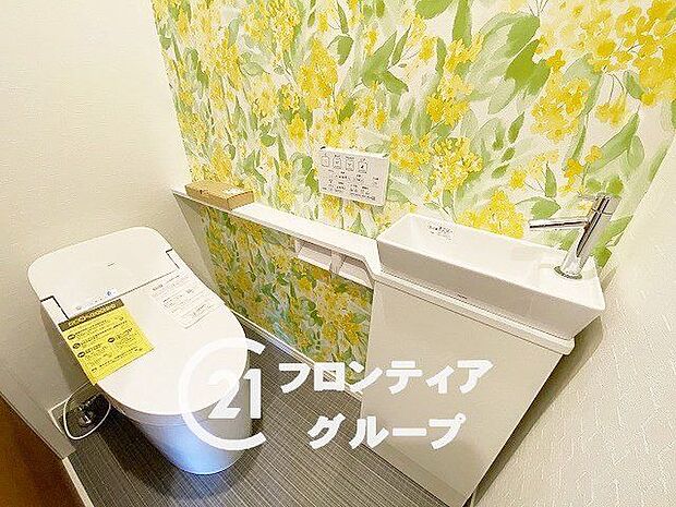 手洗い付きのトイレは安全で使いやすく、リラックスできる空間を提供します