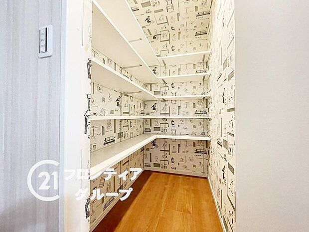 季節物もすっきり片付けられる、たっぷり収納です。衣替えの際にも困らない大容量の収納スペースがあり、季節ごとのアイテムをスムーズに整理できます。快適な生活をサポートします。