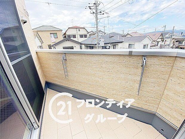 風通しの良いバルコニーで、心地よい空間を提供します