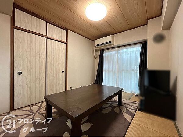 広々とした和室で、家族団らんのひとときをお楽しみください。和室で落ち着いた雰囲気を楽しむことができます