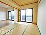 寝室：プライベートな時間を穏やかに過ごせる落ち着いた雰囲気の寝室。一日の疲れを癒やし、心地よい眠りへと誘う静かなプライベート空間です。