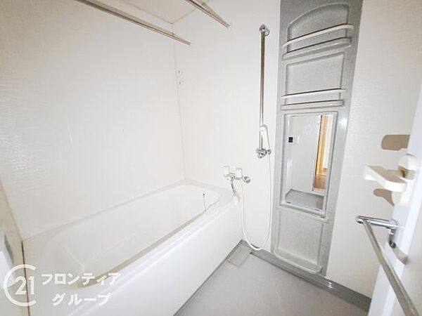 広々としたバスルームで、心地よいリラックスタイムを楽しめます。快適な空間で、日々の疲れを癒す贅沢な時間を提供します。