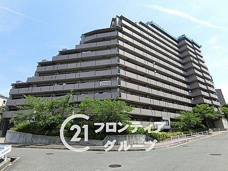 13階建てマンションの南向き12階部分。カウンターキッチンで家族やペットを見ながら料理でき、エレベーターは2基完備。スーパーマルシゲ・ファミリーマートまで徒歩10分以内と便利です。