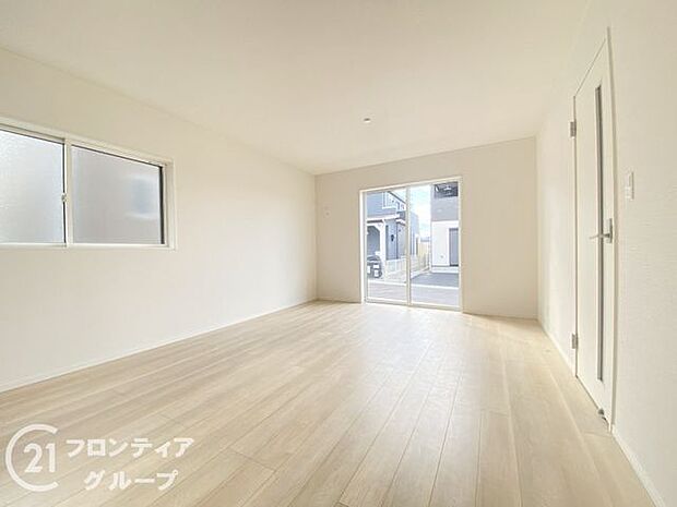 LDKには大きな窓からたくさんの光が入り、明るく、開放的な空間を演出してくれます。お友達が遊びに来た時も自慢のリビングになりますね!