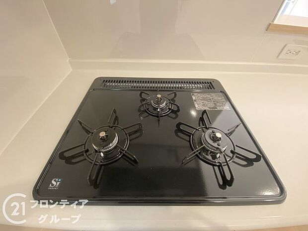 使いやすいコンロを完備したキッチンで、毎日の料理が楽しくなります。火力調整も簡単で、さまざまな料理に対応できます!