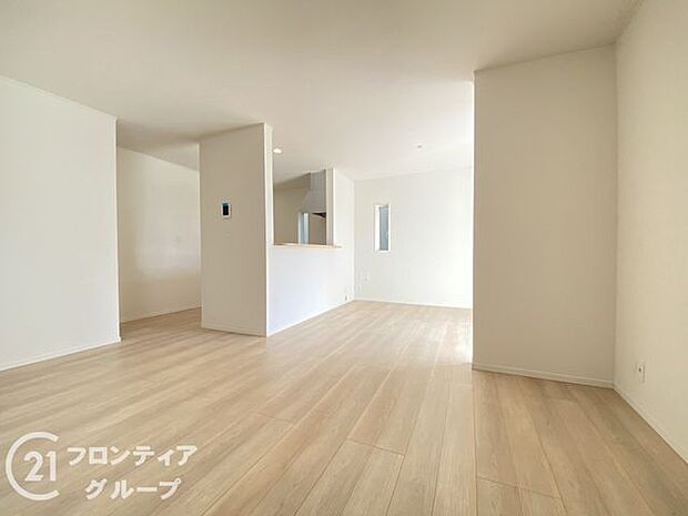 リビングのフローリング材には、木目や色調など木材特有の風合いがあり、ナチュラルな美しさで、日々の生活に温もりを与えてくれます。