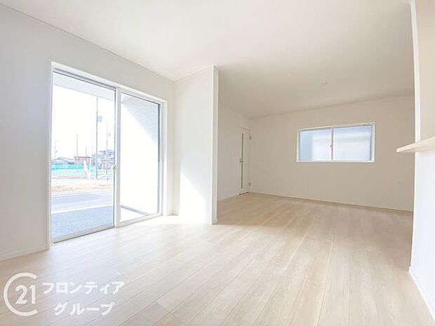 LDKには大きな窓からたくさんの光が入り、明るく、開放的な空間を演出してくれます。お友達が遊びに来た時も自慢のリビングになりますね！