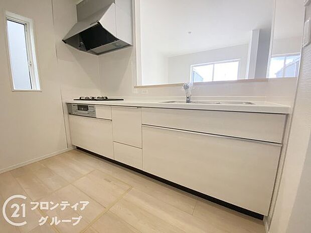 お手入れが楽に行える換気扇やステンレスワークトップは毎日お料理する奥様の味方！