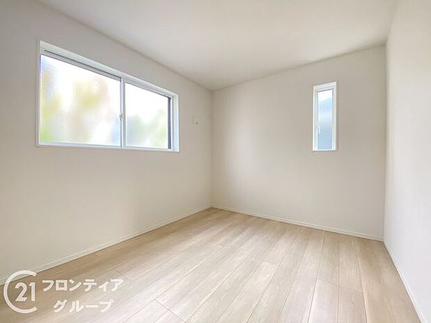 寝室や子供部屋など用途多彩な明るい洋室！