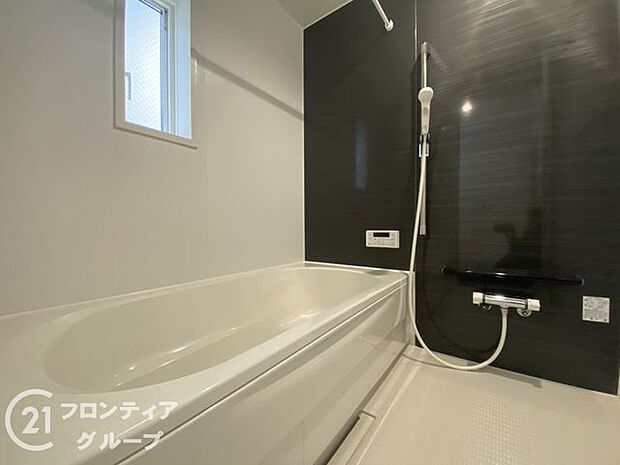 浴槽は環境にやさしい節水タイプを採用。浴槽内ステップで半身浴や親子入浴も楽しめるので、毎日のバスタイムをエコで素敵に演出してくれる小窓付きの浴室です